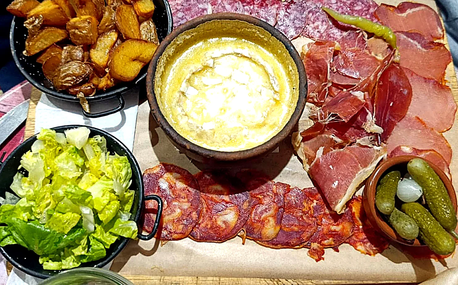 Camembert rôti avec charcuterie et pommes de terre